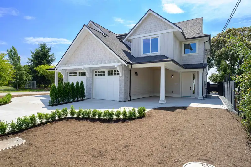 4884 42A AVENUE - photo 4 of 40