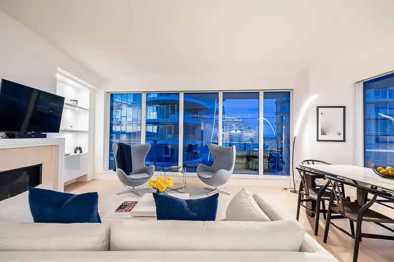 1805 1500 MARTIN STREET - photo 3 of 32