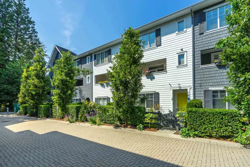 13 127 172 STREET - photo 1 of 40