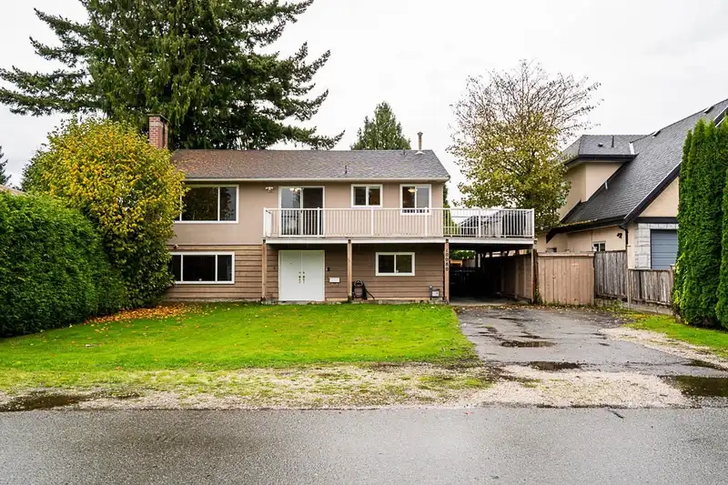 10080 AINTREE CRESCENT - photo 2 of 37