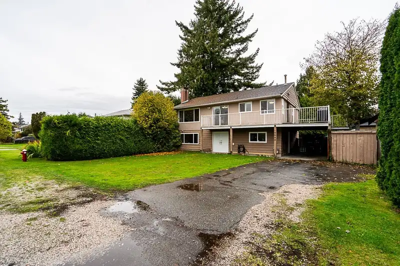 10080 AINTREE CRESCENT - photo 3 of 37