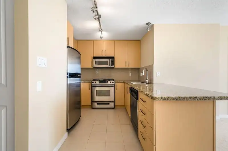 1007 5028 KWANTLEN STREET - photo 4 of 22