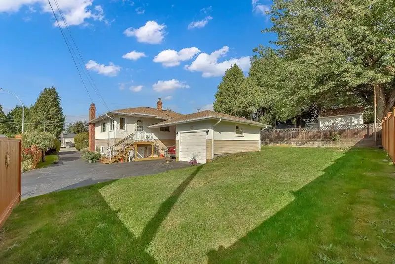 12862 104 AVENUE - photo 2 of 28