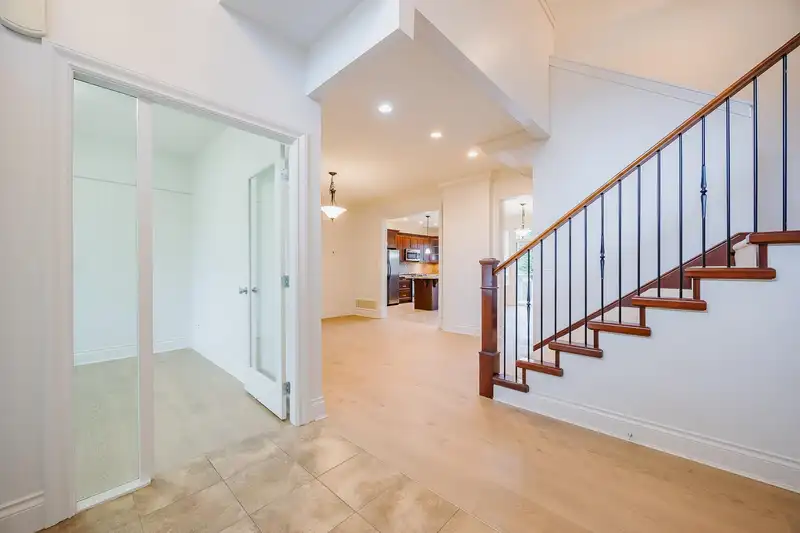 16464 104A AVENUE - photo 2 of 37