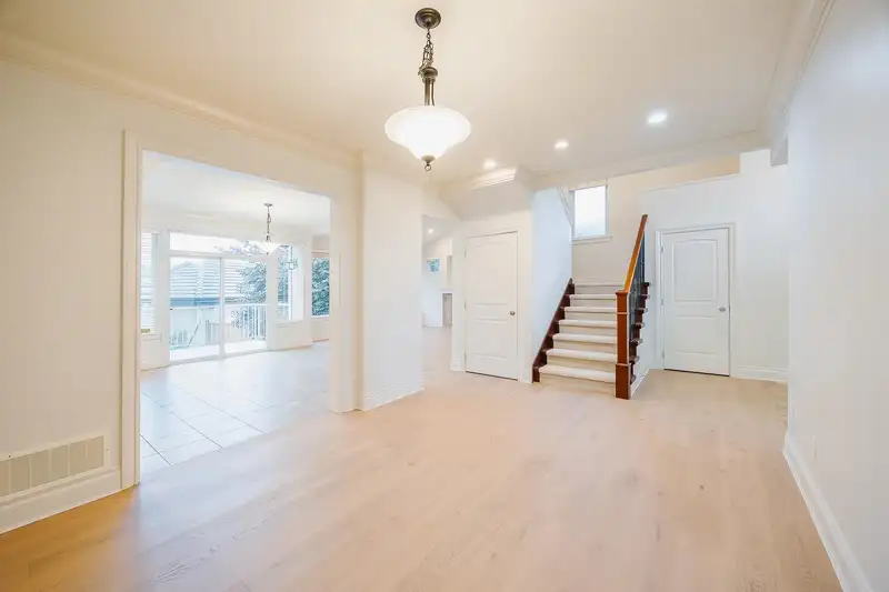 16464 104A AVENUE - photo 4 of 37
