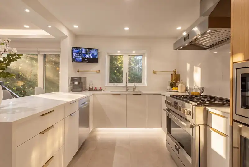 4283 CAPILANO ROAD - photo 2 of 33