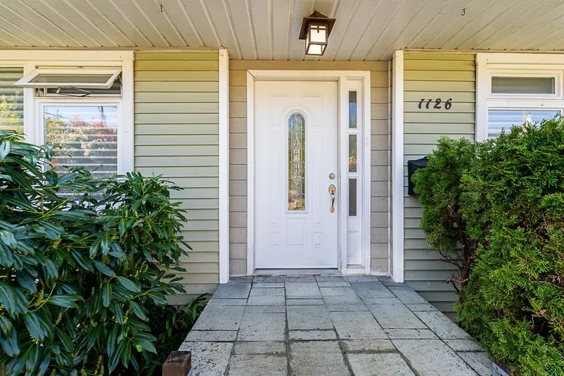 1126 KINGS AVENUE - photo 2 of 25