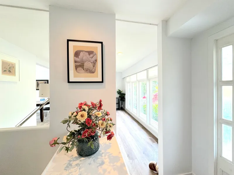 1126 KINGS AVENUE - photo 4 of 25