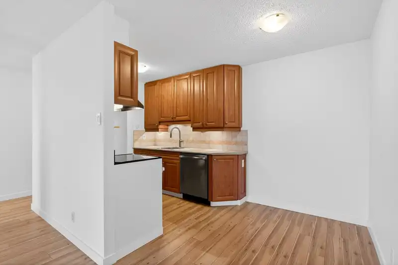 1306 2016 FULLERTON AVENUE - photo 2 of 26