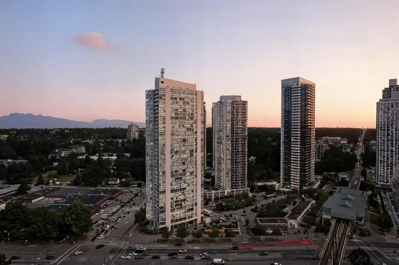 1001 13618 100 AVENUE - photo 1 of 17