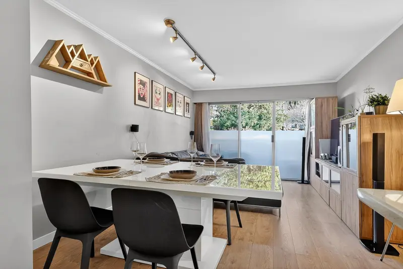 211 230 MOWAT STREET - photo 1 of 21