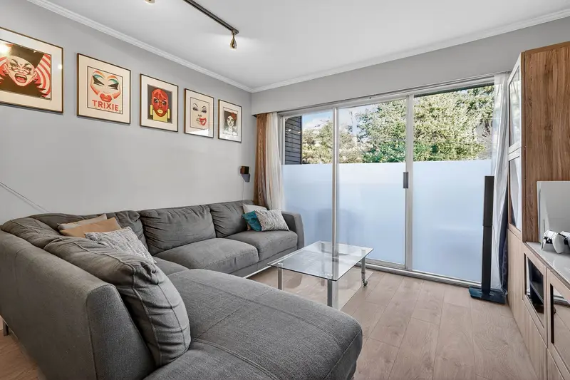 211 230 MOWAT STREET - photo 3 of 21