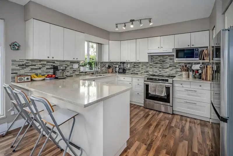10350 HOLLYBANK DRIVE - photo 3 of 39