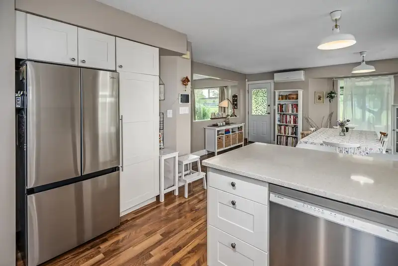 10350 HOLLYBANK DRIVE - photo 4 of 39