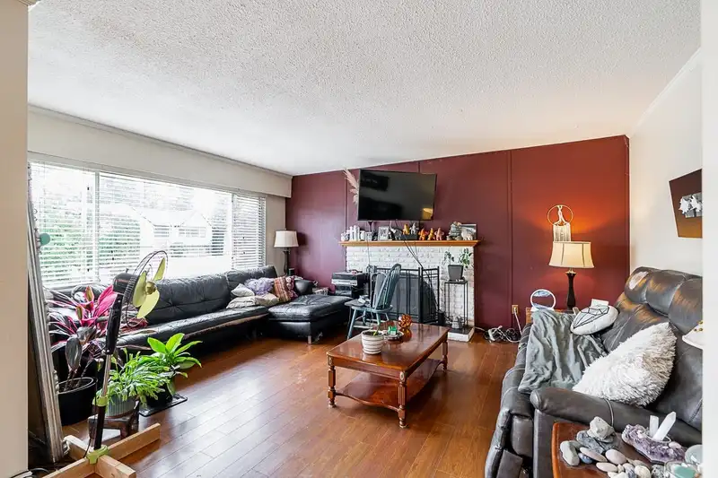 11380 75B AVENUE - photo 4 of 31