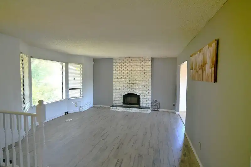 13495 113 AVENUE - photo 3 of 24