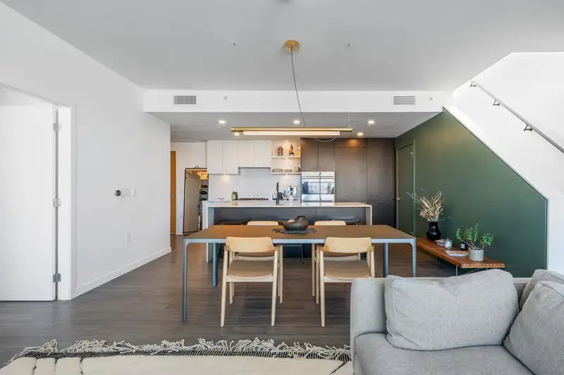 802 210 E 5TH AVENUE - photo 3 of 40