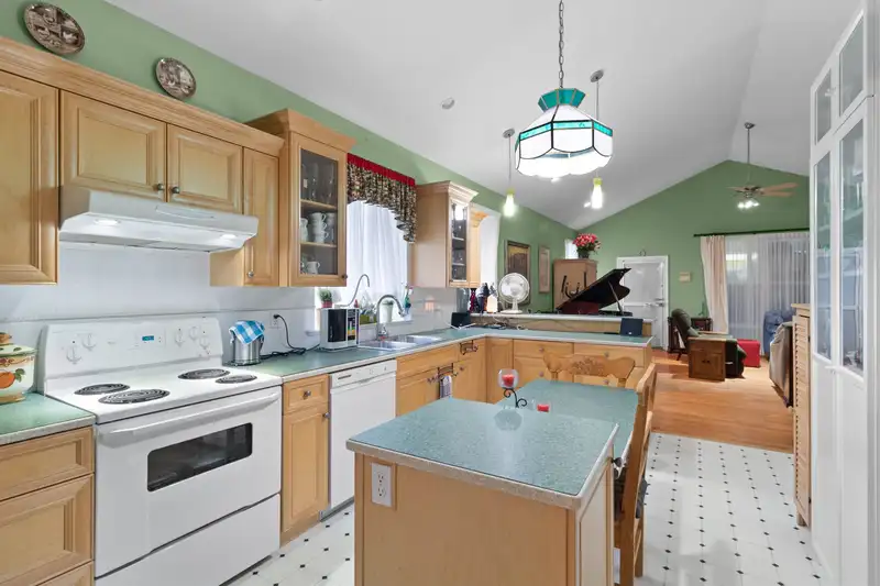 14968 68 AVENUE - photo 4 of 29