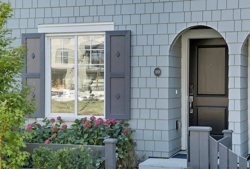 10 15778 85 AVENUE - photo 1 of 9