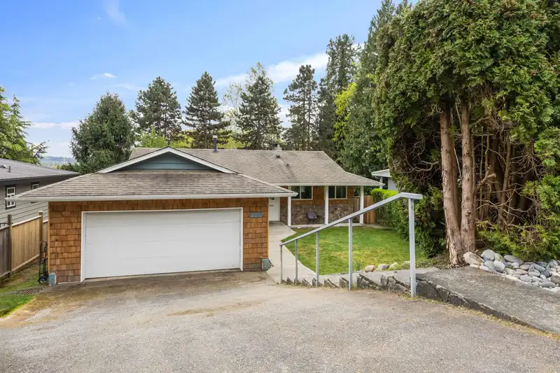 320 GLOUCESTER COURT - photo 3 of 36