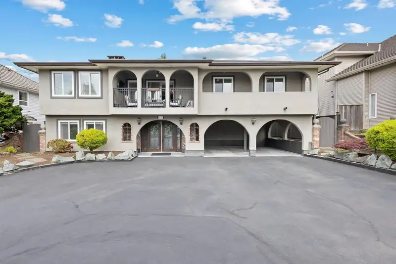 629 THOMPSON AVENUE - photo 1 of 33
