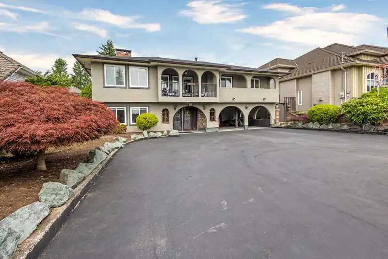 629 THOMPSON AVENUE - photo 2 of 33