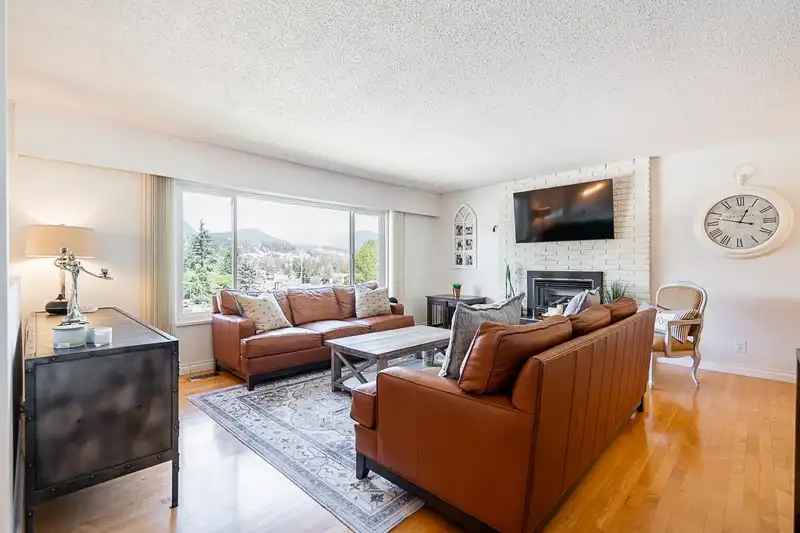 1062 SPAR DRIVE - photo 4 of 39