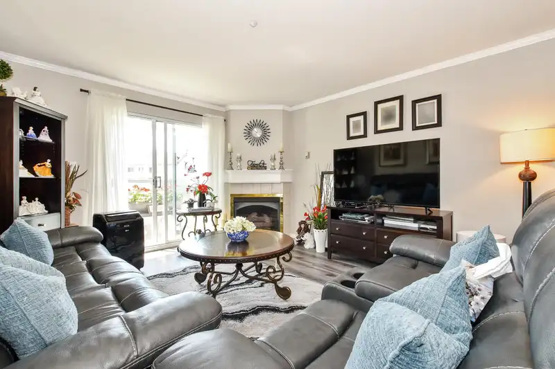232 2451 GLADWIN ROAD - photo 3 of 26