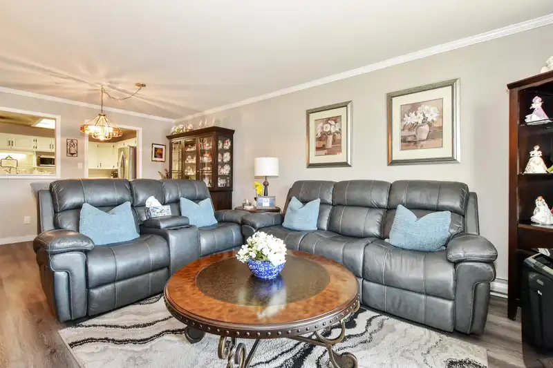 232 2451 GLADWIN ROAD - photo 4 of 26