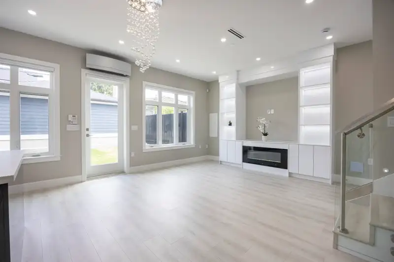 2 5808 LANARK STREET - photo 4 of 22
