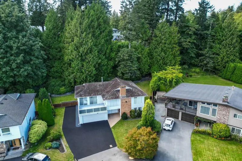 905 EDEN CRESCENT - photo 2 of 31