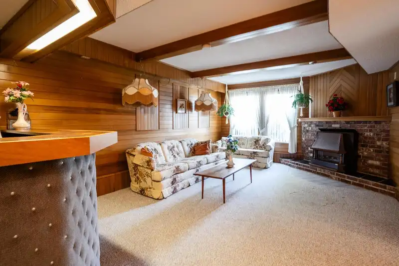 905 EDEN CRESCENT - photo 4 of 31