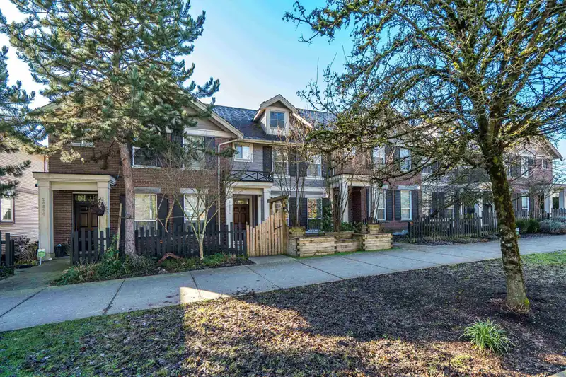 20854 72 AVENUE - photo 1 of 40