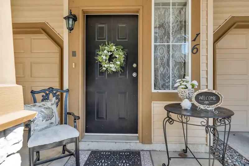 16 18707 65 AVENUE - photo 3 of 39
