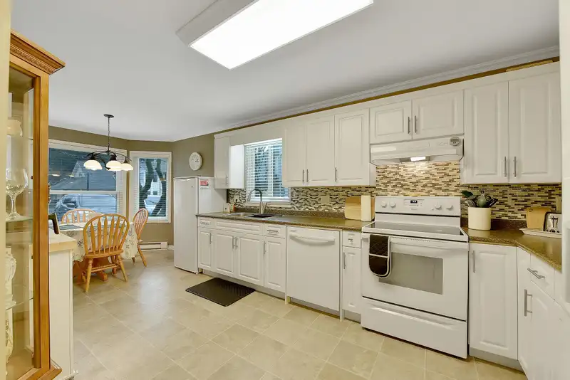 104 16031 82 AVENUE - photo 2 of 31