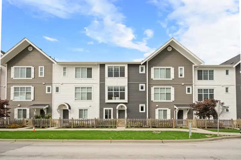 25 20451 84 AVENUE - photo 1 of 26