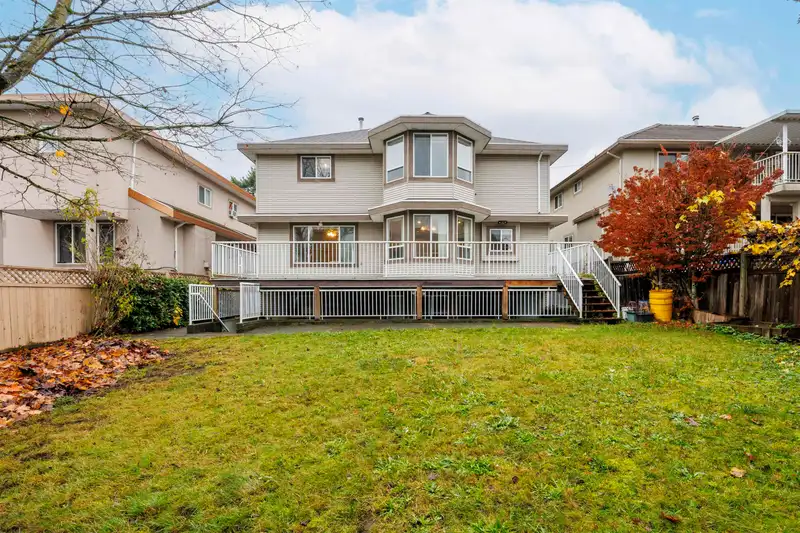 15210 82 AVENUE - photo 2 of 39