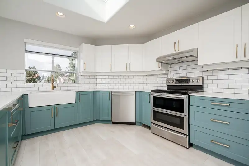 949 KENT STREET - photo 4 of 37