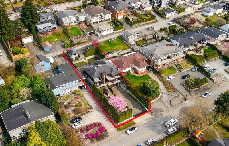 1068 HOLDOM AVENUE - photo 4 of 25