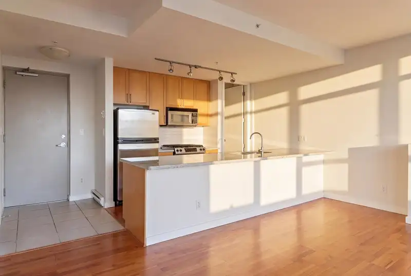 705 2055 YUKON STREET - photo 4 of 24