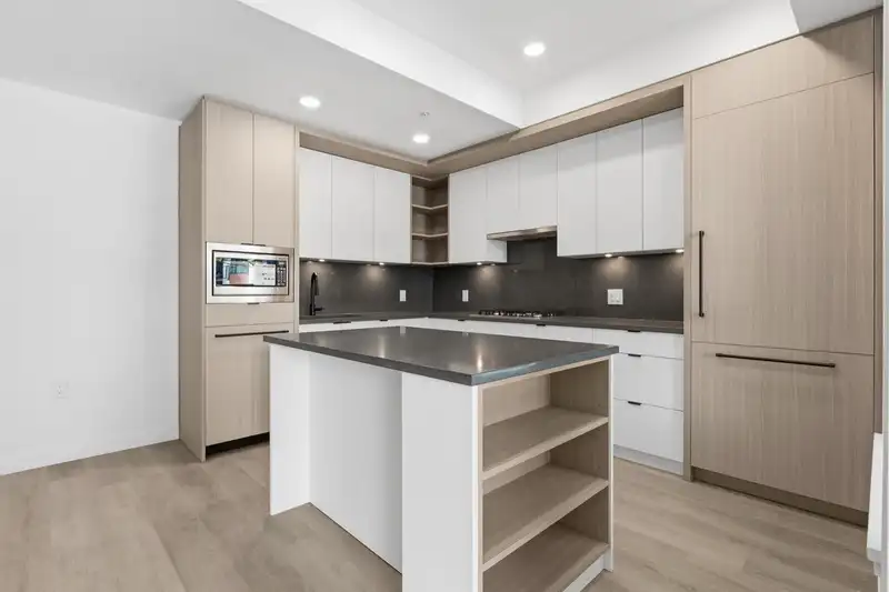 203 2268 E BROADWAY - photo 2 of 27