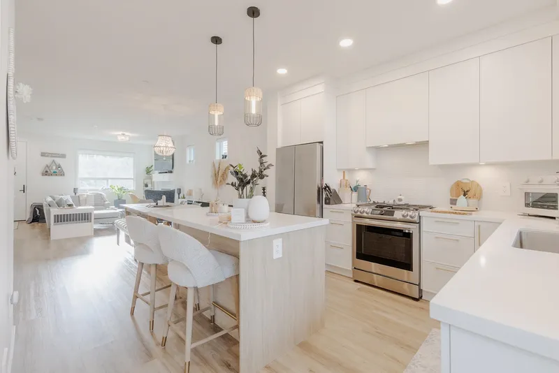 25097 112 AVENUE - photo 1 of 25