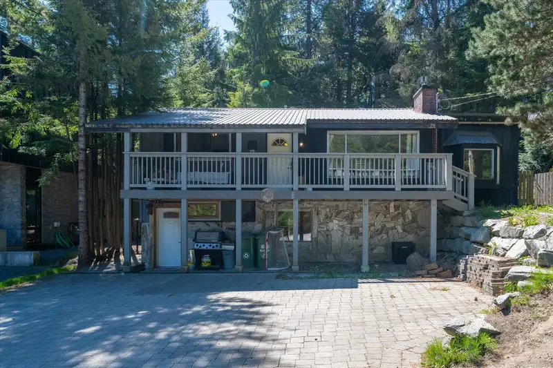 3106 TYROL CRESCENT - photo 1 of 39