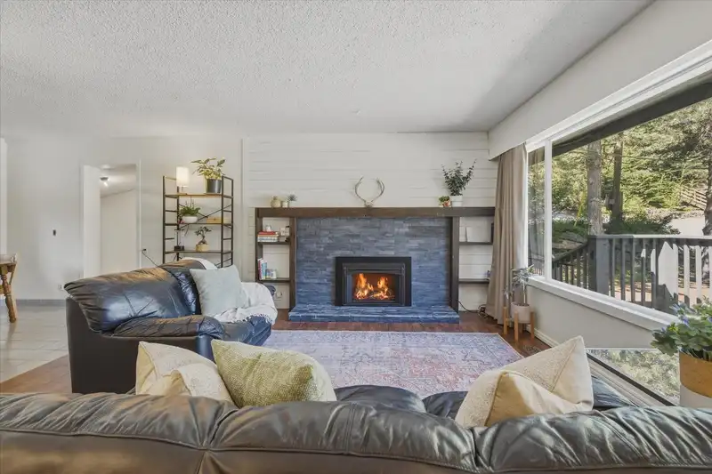 3106 TYROL CRESCENT - photo 2 of 39