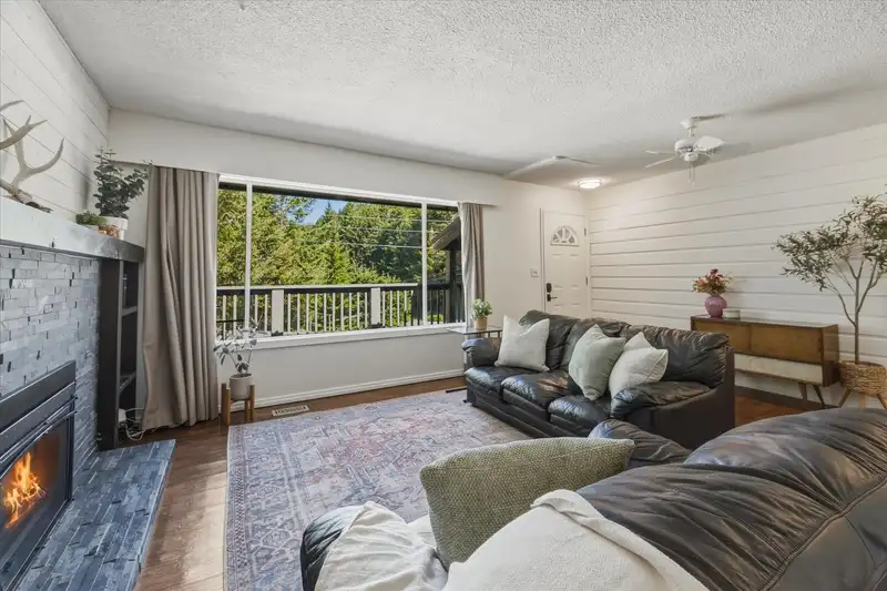 3106 TYROL CRESCENT - photo 4 of 39