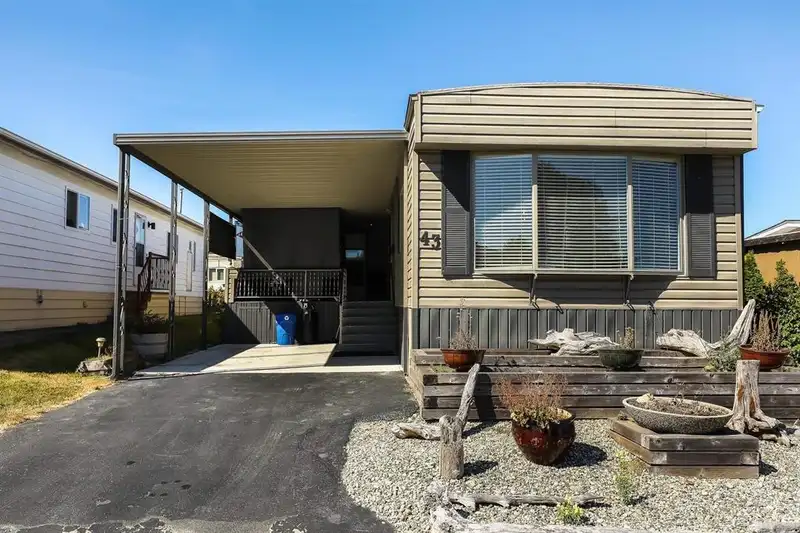 43 15875 20 AVENUE - photo 1 of 32