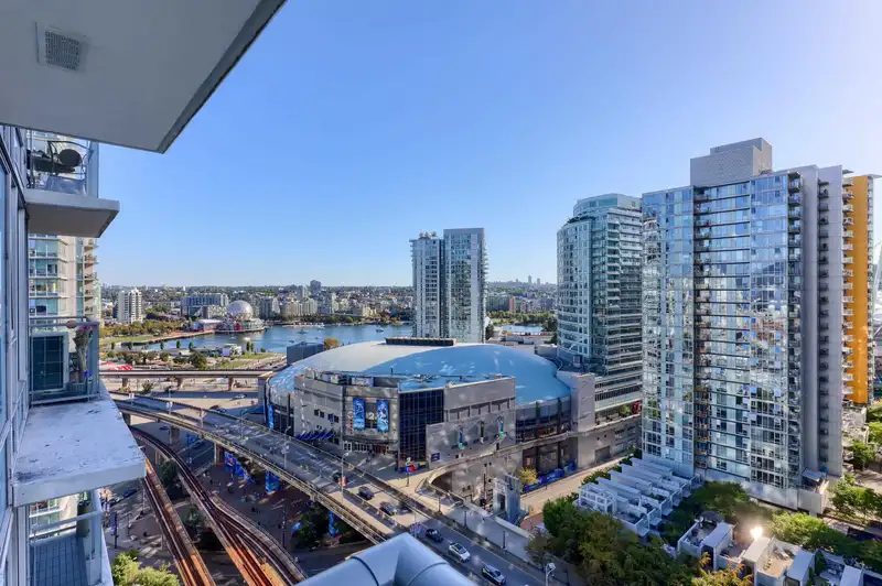 2601 188 KEEFER PLACE - photo 1 of 31