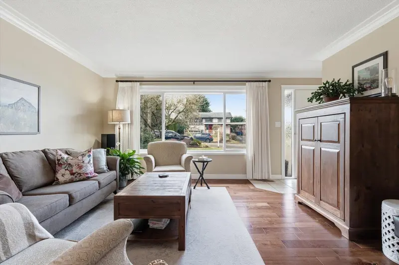 34566 HURST CRESCENT - photo 4 of 25