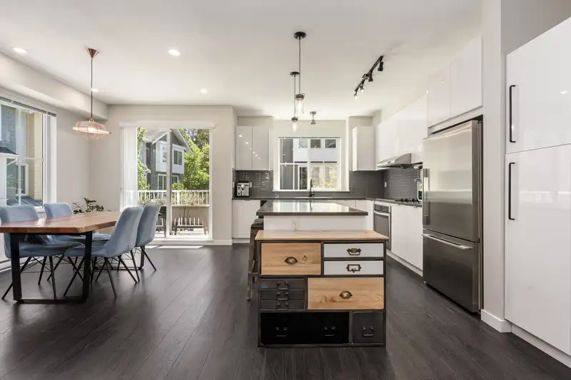 87 5550 ADMIRAL WAY - photo 2 of 40