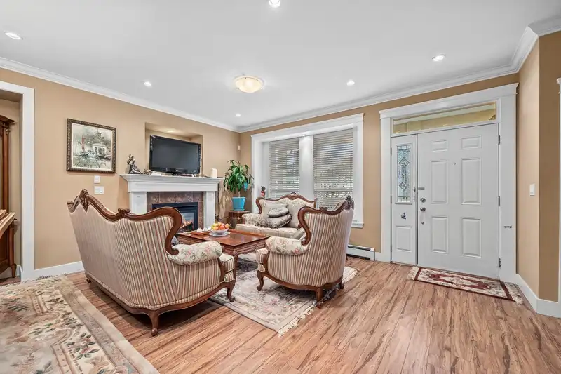 13145 108 AVENUE - photo 4 of 31